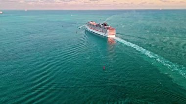 3 Ocak 2025 - Miami Beach, Florida: Miami South Beach 'in yanındaki MSC Divivna yolcu gemisi. - Evet. MSC Divivna yolcu gemisi South Beach 'e doğru gidiyor. Gemi gemisi MSC Divivna 'dan yelken açıyor