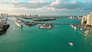13 Aralık 2025 - Miami Plajı, Florida: Miami Güney Sahili 'nin yanında denize açılan Allure adlı gemi. - Evet. Denizlerin alüvyonu, Karayip Kraliyet yolcu gemisi. Güney Sahili 'ne doğru gidiyor.