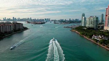 Şehir merkezinin hava manzarası. Biscayne Körfezi marinası. Miami manzaralı hava manzarası. Miami marinasında lüks bir gökdelen. Miami güney sahili hava manzaralı. Lüks South Beach 'teki Marina. Miami limanına giriliyor.