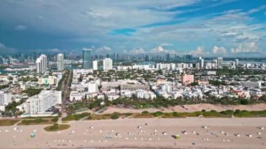 Deniz sahili kıyısı ve kıyı şeridi. Miami, Florida 'da yaz tatili. Sahilde deniz tatili. Biscayne Körfezi hava manzaralı. Miami kıyı şeridi. Miami güney sahili hava manzaralı. Sahile bakan gevşeme.