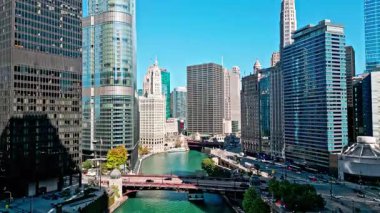 Chicago, ABD - 21 Ekim 2024: Chicago havacılık şehri. Şehir merkezi turu. Seyahat güzergahı. Chicago 'ya git. Şehrin insansız hava aracı görüntüsü. Şehir merkezindeki gökdelen.