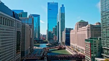 Chicago, ABD - 21 Ekim 2024: Şehir merkezi döngü mimarisi ve nehir. Chicago Nehri Şehri. Chicago şehir merkezi. Gökdelen mimarisi. Chicago şehir manzarası. Gökdelen binalı şehir manzarası.