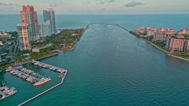 Lüks Güney Sahili marinası. Lüks bir yat. Miami güney sahili hava manzaralı. Marina Miami, Florida 'da. Biscayne Körfezi. Lüks yatı olan Miami marinası. Yaz tatili. Fisher Adası.