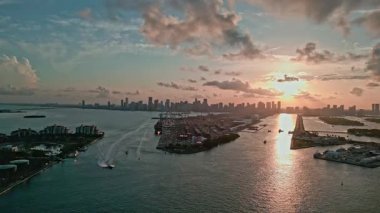 Florida marinasının havadan manzarası. Miami 'nin göbeğinde. Miami plaj siluetinin Dodge Adası hava manzarası. Miami hava manzarası, 4K. Miami şehir marinası. Dodge Adası.