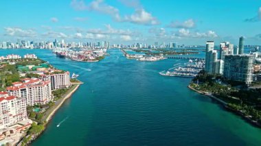 Miami marinasında, Florida 'da Skyline hava aracı. Miami güney sahili hava manzaralı. Güney Sahili, ABD 'de liman manzarası. Skyline panorama. Biscayne Körfezi marinası. Miami manzaralı hava manzarası. Skyline görünümü.