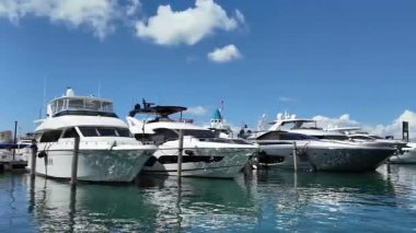 Miami Beach, Florida 'daki Marina' da. Lüks Güney Sahili marinası. Etkileyici yatı ve teknesi olan Miami marinası. Lauderdale Kanalı 'na demirlemiş lüks bir yat. Miami sahilinde lüks bir yat. Karayip yat gezisi.