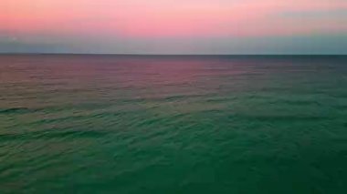 Yaz tatilinde gün batımı deniz manzarası. Deniz kıyısında gün doğumu. Denizde dramatik gündoğumu ufku. Günbatımı deniz manzarasında romantik bir yaz tatili. Okyanusta gün batımı. Seyahat hedefi.