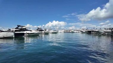 Akdeniz yat kiralama şirketi. Yaz tekne tatili. Yazın yat tatili. Marina körfezi. Deniz marinasında lüks bir karavan yatı. Navigasyon yatı. Özel lüks tekne Miami sahiline demir attı..