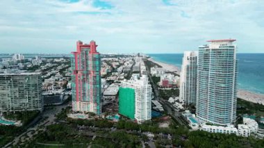 Miami Güney Sahili lüks mimarisi. Gökdelen şehir manzarasında lüks bir manzara. Şehir merkezinin hava manzarası. Miami 'de lüks bir gökdelen. Özel bir lüks. Gökdelenli şehir silueti. Havadan şehir manzarası.