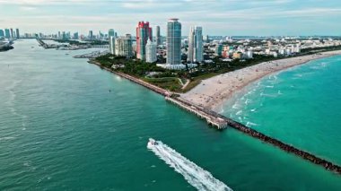 Miami 'de lüks bir gökdelen. Gökdelenli şehir silueti. Havadan şehir manzarası. Miami Güney Sahili lüks mimarisi. Gökdelen şehir manzarasında lüks bir manzara. Şehir merkezinin hava manzarası. Tekne limana giriyor.