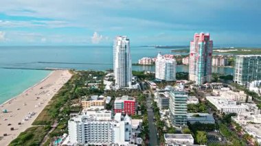 Deniz sahili kıyısı ve kıyı şeridi. Miami, Florida 'da yaz tatili. Sahilde deniz tatili. Biscayne Körfezi hava manzaralı. Miami kıyı şeridi. Miami güney sahili hava manzaralı. Palmiye ağaçlarıyla kaplı sokaklar.