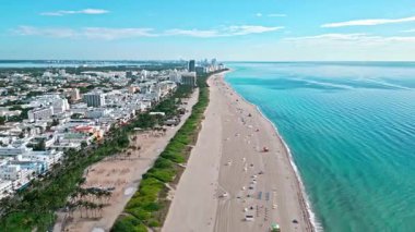 Miami kıyı şeridi. Miami güney sahili hava manzaralı. Deniz sahili kıyısı ve kıyı şeridi. Miami, Florida 'da yaz tatili. Sahilde deniz tatili. Biscayne Körfezi hava manzaralı. Dışarıda hayat dolu..