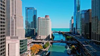 Chicago, ABD - 21 Ekim 2024 Şehir merkezi turu. Seyahat güzergahı. Chicago 'ya git. Şehrin insansız hava aracı görüntüsü. Şehir merkezindeki gökdelen. Chicago havacılık şehri manzarası. Ufkun görüntüsü.