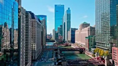 Chicago, ABD - 21 Ekim 2024: Şehir merkezi mimari ve nehir. Chicago Nehri, City 'de. Chicago şehir merkezi. Gökdelen mimarisi. Chicago şehir manzarası. Gökdelen binasının şehir manzarası.