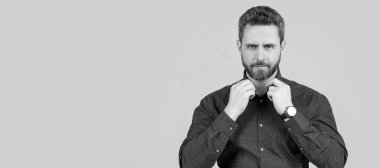 Zahmetsizce zeki görünüyorsun. Tıraşsız adam düğmesi, gri arka plan. Havalı giyiniyor. İnsan yüzü portresi, kopyalama alanı olan pankart