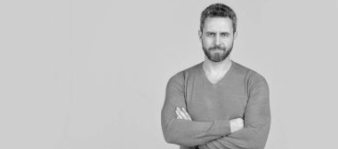 İnsan yüzü portresi, fotokopi alanı olan pankart. Sıradan giyinen yakışıklı adamın saçları kırlaşmış. Gri arkaplanda başarılı bir adam