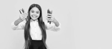 Yaratıcılık için okul çantası. Keçeli kalem tutan mutlu bir çocuk. Öğrenci portresi, stüdyo afişi. Okul çocuğu yüzü, boşluklar