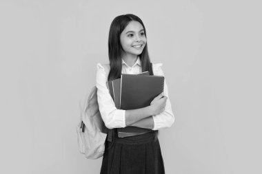 Okula dönelim. Genç liseli kızlar kitaplarını ve defterlerini öğrenmeye hazırlar. Okul çantalı çocuklar izole sarı stüdyo geçmişine sahipler.