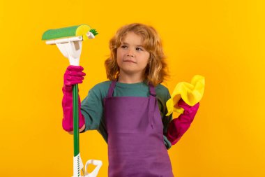 Ev işlerine yardım eden, evi temizleyen çocuk portresi. Oda servisi, ev işleri.