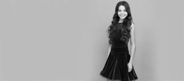 Mor dans elbisesi içindeki çocuk. Dans okulu. Kıvırcık saçlı bir çocuk. Çocuk yüzü, yatay poster, izole edilmiş genç kız portresi, fotokopi alanı olan pankart