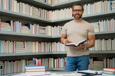 Okul sınıfında öğretmen öğretmeni. Bilgi, eğitim. Sınıfta ders veren bir adam. Üniversite sınavı. Üniversitede ders veriyorum. Eğitimci öğrenme kursları. Edebiyat okuyorum. Öğretmenler Günü