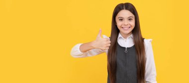 Çok iyi. Mutlu çocuk onaylıyor. Mükemmel bir bilgiye sahip. Eğitimsel mükemmellik. Çocuk yüzü, yatay poster, izole edilmiş genç kız portresi, fotokopi alanı olan pankart