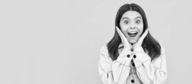 Aman Tanrım. Hippi çocuk sıradan bir şekilde şaşırdı. Ergen çocuk ekose gömlek giyiyor. Çocuk yüzü, yatay poster, genç kız portresi, fotokopi alanı olan pankart