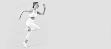 Sarı arka planda spor giyinen fitness kızı. Kopyalama alanı ile çalışan kadın pankartı