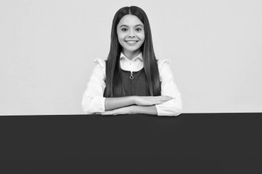 Genç kız bilgilendirme için boş bir yer tutuyor. Reklam ve satış. Piyasalar ve dükkanlar satış konsepti, fotokopi alanı için boş tahta. Mutlu çocuk yüzü, pozitif ve gülümseyen duygular