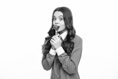 Genç kız izole edilmiş beyaz arka planda lolipop karamel tutuyor, şekerci dükkanı. Şekerli ergen enayiler