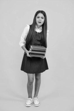 Genç liseli kız kitaplarla ders çalışıyor. Bilgi ve çocukların eğitim kavramını öğrenmek. Mutsuz, üzgün, liseli kız