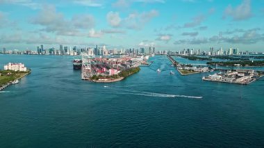 Dodge Adası ve Marina Körfezi. Miami hava manzaralı. Florida marinasında panoramik hava manzarası. Miami plajı hava manzarası. Miami, Florida 'daki Marina şehri. Dodge Adası ile Skyline Panoraması.