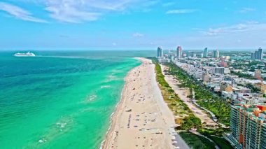 Biscayne Körfezi 'nde yaz tatili. Miami, Florida limanında bir yolcu gemisi. Miami sahilini geçen bir gemi gemisi. Hava aracı görüntüsü. Biscayne Körfezi 'nin rıhtımı. Miami güney sahili hava manzarası.
