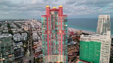 Aydınlatılmış gökdelen şehir manzarasında gece hava manzarası. Gece şehri hava manzarası. Miami, Florida 'da lüks bir gökdelen. Akşam günbatımında şehir silüeti. Havadan şehir manzarası. Gece Miami Güney Sahili.