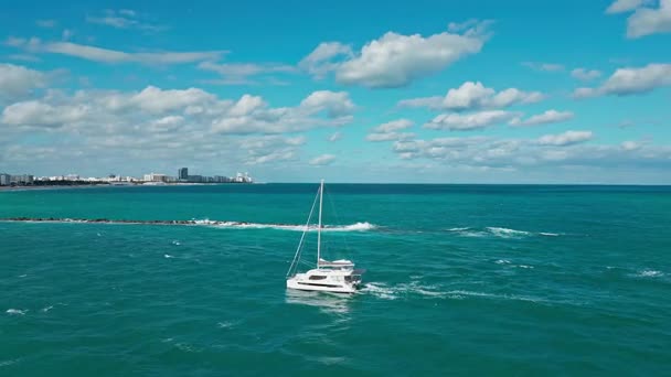 Voyage en mer. Catamaran naviguant en mer. Catamaran de luxe vue aérienne. Vacances d'été. Mode de vie voyage de luxe. Vacances d'été. Catamaran aérien en mer. Conseils touristiques.