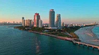 Gün doğumunda gökdelen şehir manzarası. Günbatımı şehir hava manzarası. Miami 'de lüks bir gökdelen. Gün batımında şehir silüeti. Miami 'de günbatımı gezisi. Miami Güney Sahili Gün batımı.