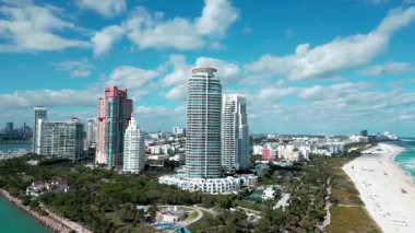 Gökdelen şehrinin hava manzarası. Şehir merkezinin hava manzarası. Miami 'de lüks bir gökdelen. Gökdelenli şehir silueti. Havadan şehir manzarası. Güneşli bir hava. Miami Güney Sahili Lüks Mimari.