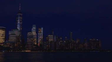 Akşam New York Manhattan 'da. New York 'ta günbatımı Aşağı Manhattan Finans Bölgesi Hudson Nehri' nde. New York 'tan sevgilerle. Manhattan New York Şehri, New York. Manhattan ufuk çizgisi günbatımı manzarası