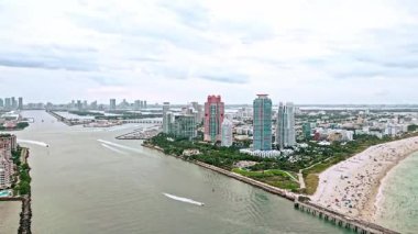 Skyline panorama. Biscayne Körfezi marinası. Miami Güney Sahili hava manzarası. Miami marinası, Florida 'daki Skyline hava sahası. Miami 'nin güney sahili. Güney Sahili, ABD 'deki liman manzarası.