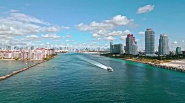 Miami plajı hava manzarası. Lüks marina. Miami Beach 'teki Marina şehri. Skyline panorama. Yat limanında lüks bir yat. Miami hava manzaralı. Miami 'de panoramik hava aracı görüntüsü. Yat yaşam tarzı.