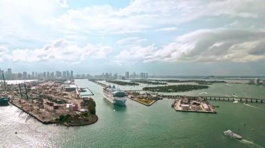 8 Haziran 2024 - Miami Plajı, Florida: Miami Güney Sahili 'nin yanında denize açılan Deniz Gezisi gemisi Icon. Royal Caribbean yolcu gemisi Miami Limanı 'ndan kalkıyor. Denizler Simgesi en büyüğü