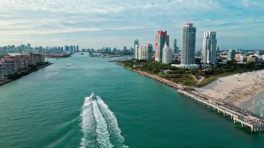 Miami güney sahili hava manzaralı. Limanda, güney sahilinde lüks bir limanda. Şehir merkezinin hava manzarası. Biscayne Körfezi marinası. Miami manzaralı hava manzarası. Miami marinasında lüks bir gökdelen..
