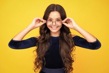 Mutlu yüz, pozitif ve gülümseyen genç kız duyguları. Oftalmolog, genç kızın gözlüğünü takıyor, yakın plan. Gözlüklü çocuk bakışı tedavisi