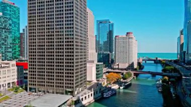 Chicago, ABD - 21 Ekim 2024: Chicago havacılık şehri. Şehir merkezi turu. Seyahat güzergahı. Chicago 'ya git. Şehrin insansız hava aracı görüntüsü. Şehir merkezindeki gökdelen. Bakış açısı.