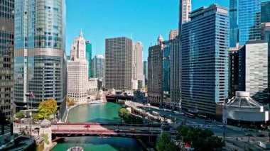 Chicago, ABD - 20 Ekim 2024: Gökdelen binalı şehir manzarası. Şehir merkezi mimarisi. ABD şehrinin gökdelen mimarisi. Şehir manzarası. Chicago şehir merkezi, Chicago nehri manzarası. Bakış açısı.