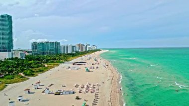 Yaz mevsimi deniz kenarı. Seyahat güzergahı. Miami 'nin güney sahilinin deniz manzarası. Miami 'de modern binaları olan Florida. Hava görüntüsü. Miami, Florida 'daki deniz manzarası. Ünlü Miami.