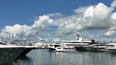 Miami, Florida, ABD - 19 Haziran 2024 Lauderdale Kanalı 'na demirli lüks yat. Miami sahilinde lüks bir yat. Miami Beach, Florida 'daki Marina' da. Lüks Güney Sahili marinası. Yat teknesi olan Miami marinası..