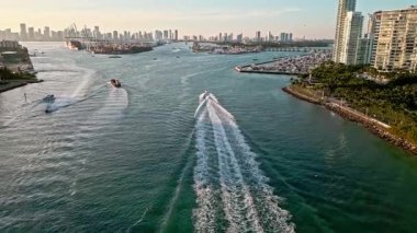 Miami kanalı manzaralı. Limana giden Miami deniz marinası. Miami limanında yüzen bir tekne. Deniz marinası anteninden. Lüks liman ve liman. Lüks tatil binası, dönüm noktası..