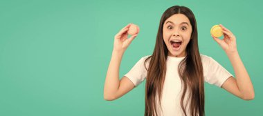 Şaşırmış genç kız Fransız kurabiyesi ya da badem kurabiyesi, çocukluk..