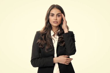 Stres ya da baş ağrısı çeken genç bir kadının portresi. Yorgun, çaresiz ve stresli bir kız. Acı ve migren yüzünden. Üzgün depresif model, elleri başının üstünde.